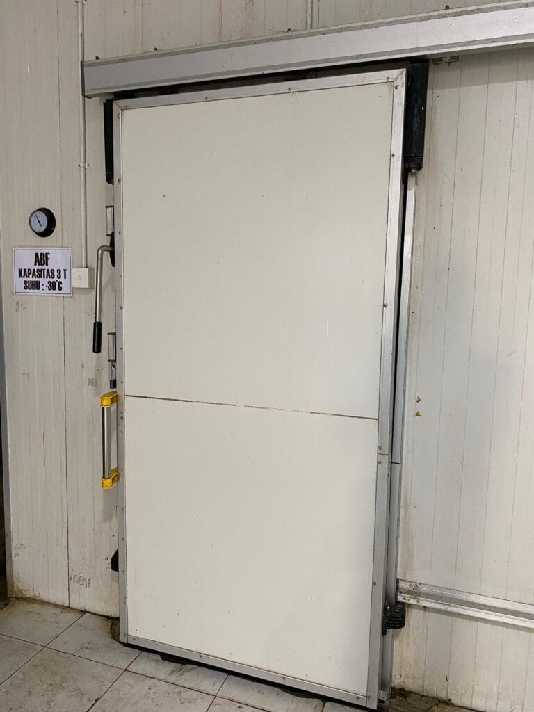 pintu cold storage