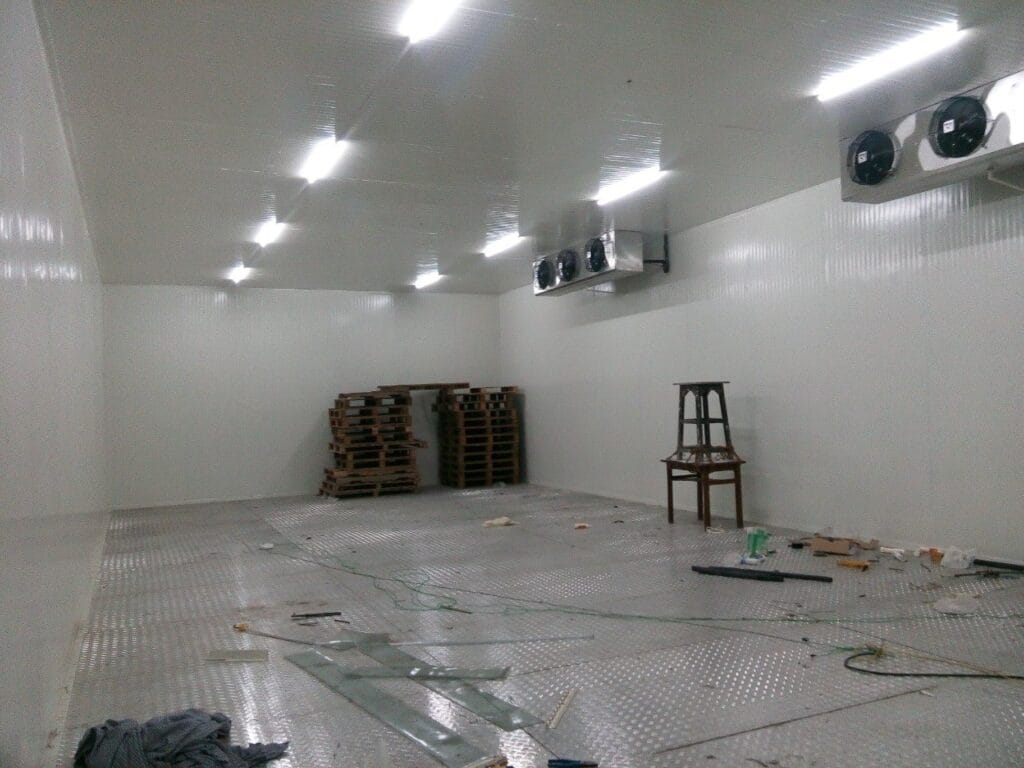 mengelola cold storage